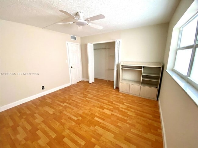 Building Photo - 400 Golden Isles Dr