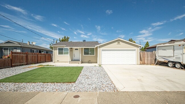 Building Photo - For Rent: Beautifully Updated 3-Bedroom Ho...