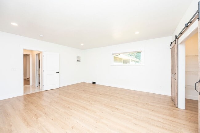 Building Photo - Lakewood Rambler 3 bedroom + Bonus