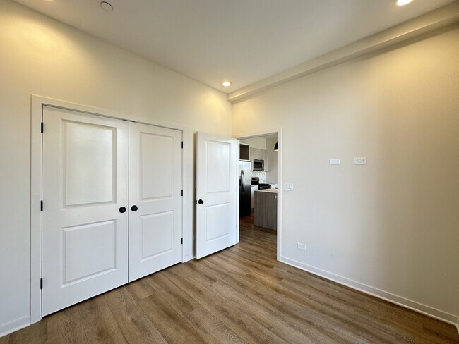 Building Photo - 6340 W Belmont Ave