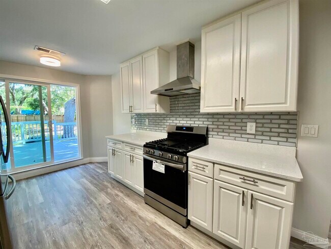 Building Photo - 402 Fairpoint Dr