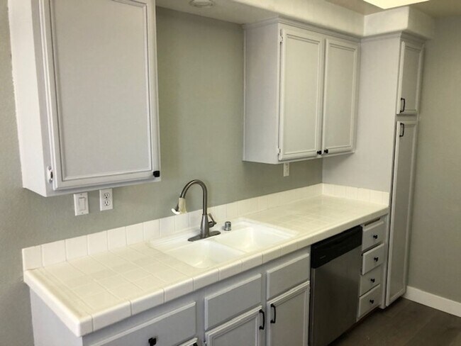 Building Photo - Beautiful 3 bedroom 2 bath Townhome across...