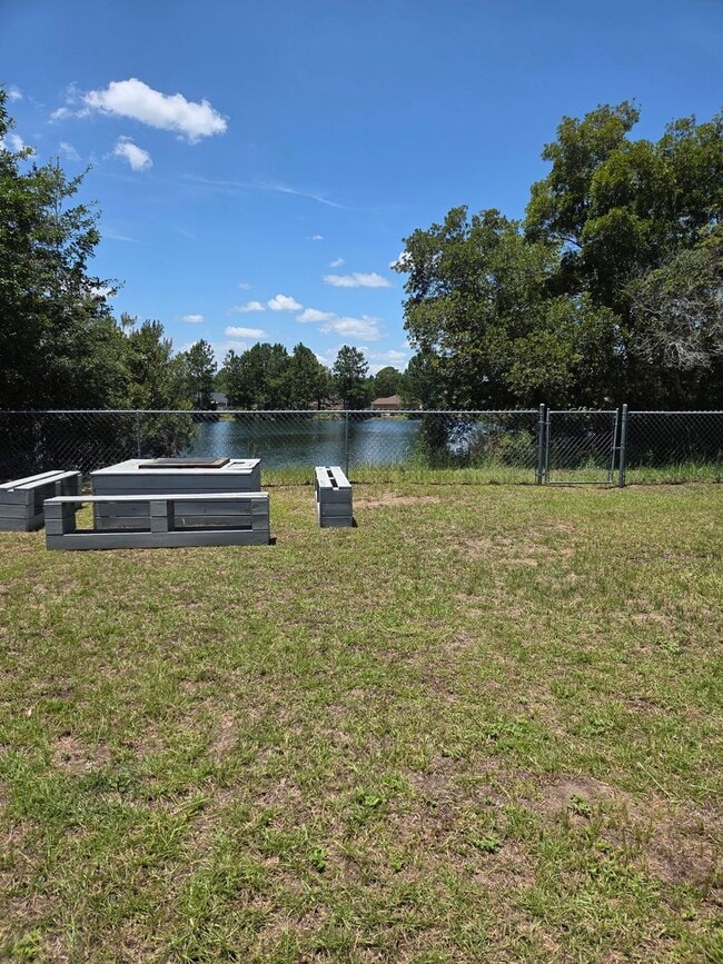 Building Photo - 3 Bedroom 2 bath fenced back yard in a quiet neighborhood!!