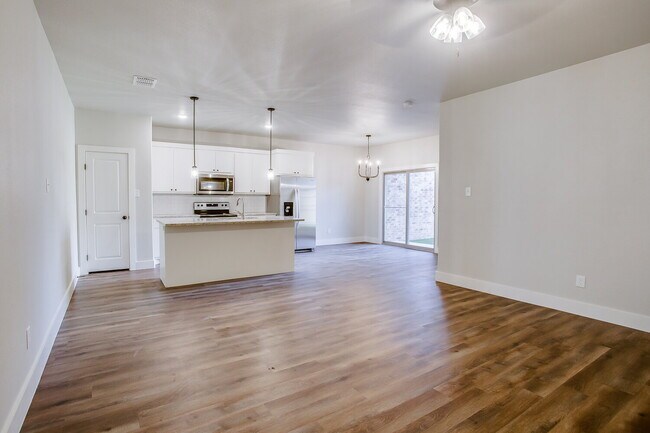 Building Photo - Wonderful Townhome in Cooper District!