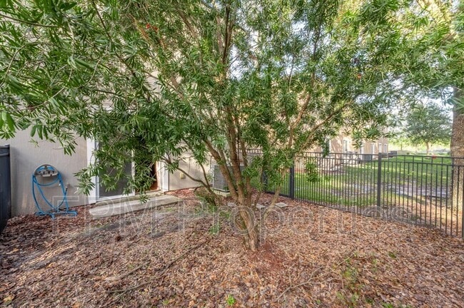 Building Photo - 807 Scrub Jay Dr