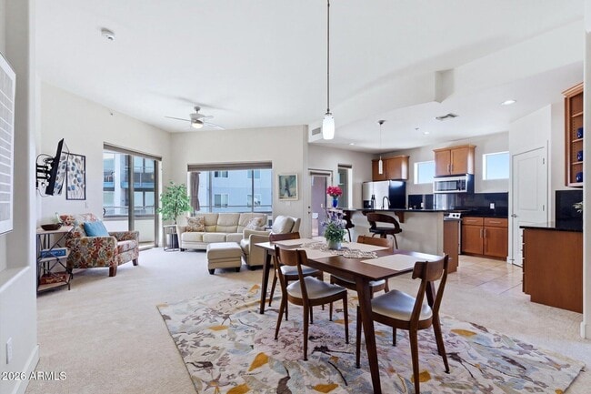 Building Photo - 945 E Playa Del Norte Dr