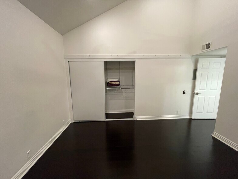 Building Photo - 305 Coral Reef Dr