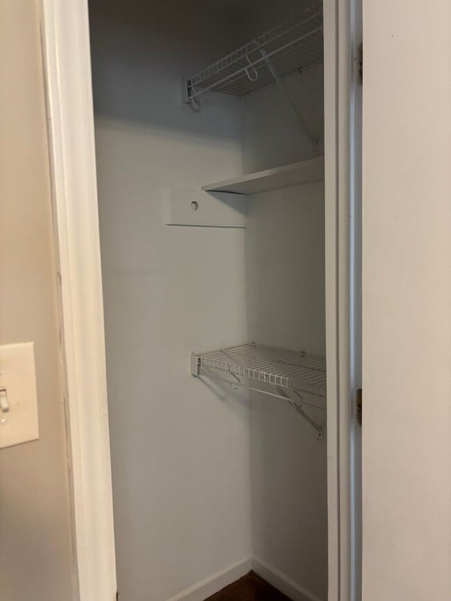 Building Photo - Spacious 2 Bed, 1 Bath Minutes from Uptown