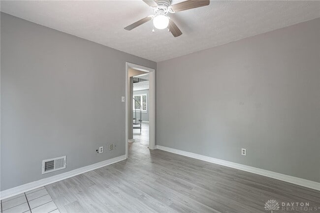 Building Photo - 521 Oakview Dr