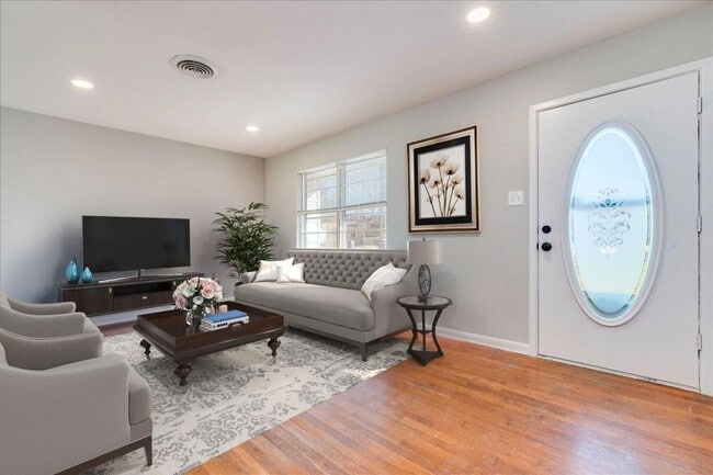 Building Photo - 704 S 3rd St