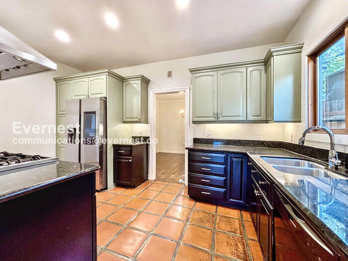 Building Photo - 132 N Crescent Heights Blvd