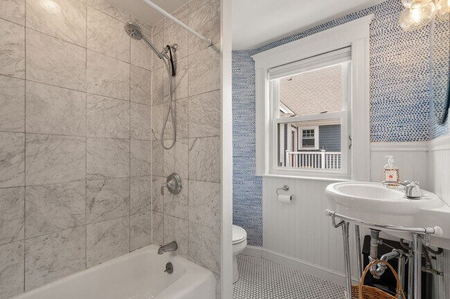 Building Photo - 94 Appleton St