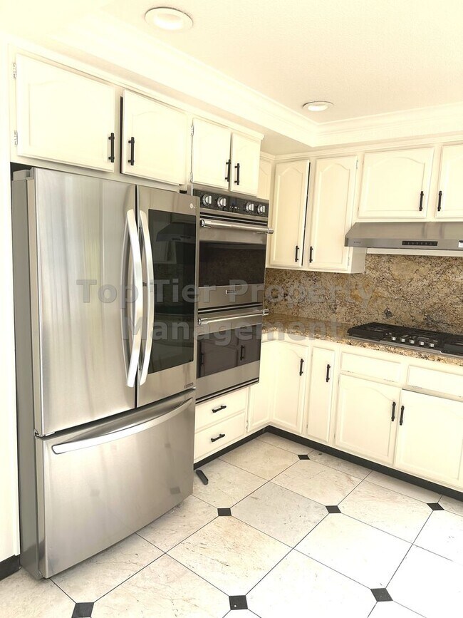 Building Photo - Beautiful 3 Bed / 2.5 Bath / 2,211 Sqft Sa...