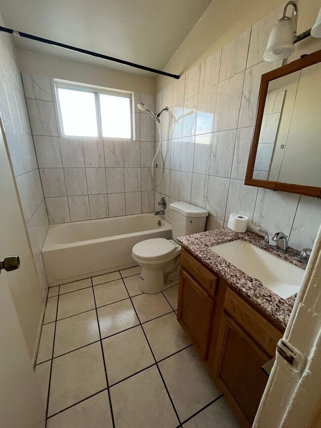 Building Photo - 3 bedroom 1 bath home with yard and covered parking