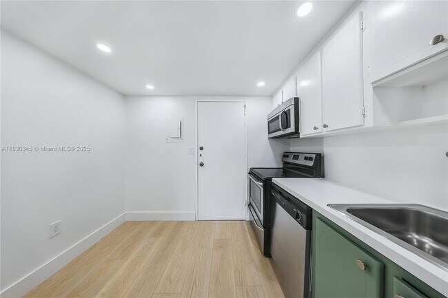 Building Photo - 9800 W Bay Harbor Dr