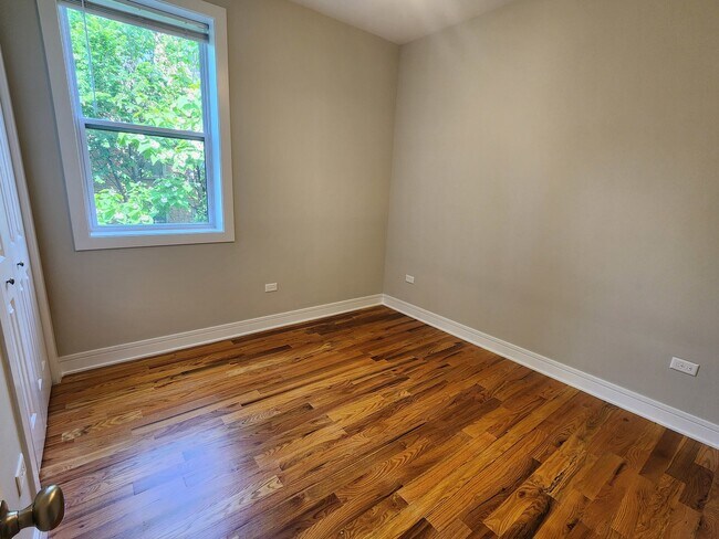 Building Photo - 857 E 63rd Pl