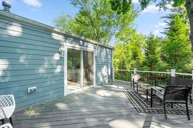 Building Photo - Beautifully Renovated 5 Bed/3 Bath Farmhouse in Upper St. Clair - Available Early June!