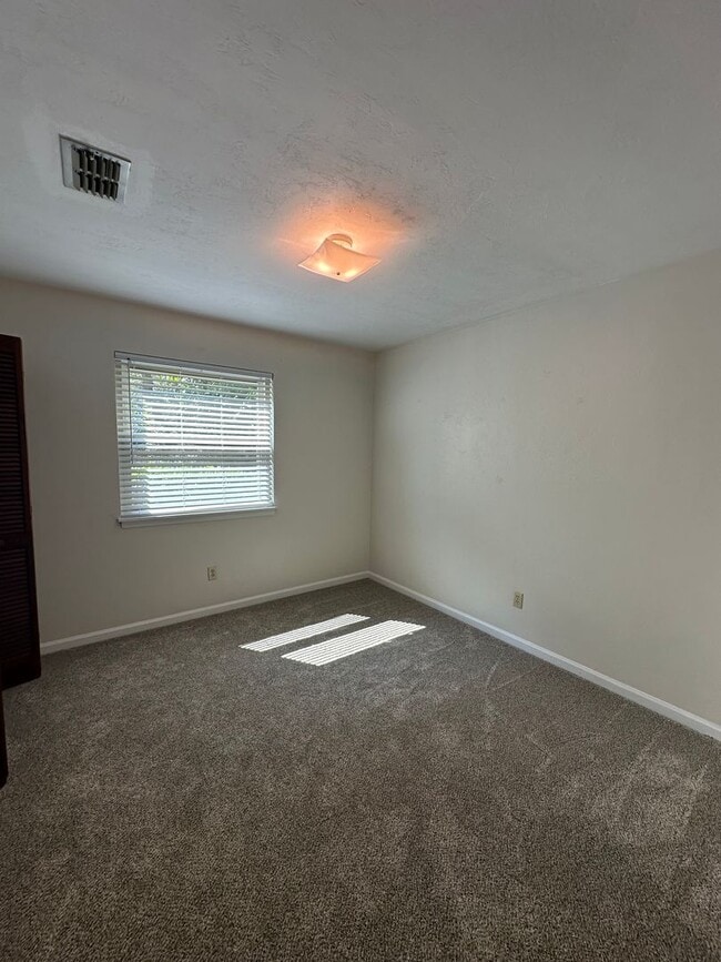 Building Photo - Spacious downstairs 2Bed/1 Bath in Killear...