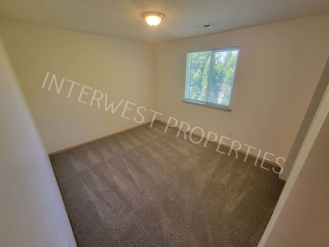 Building Photo - 4 Bedroom Home Near Brentwood Park w/Garag...