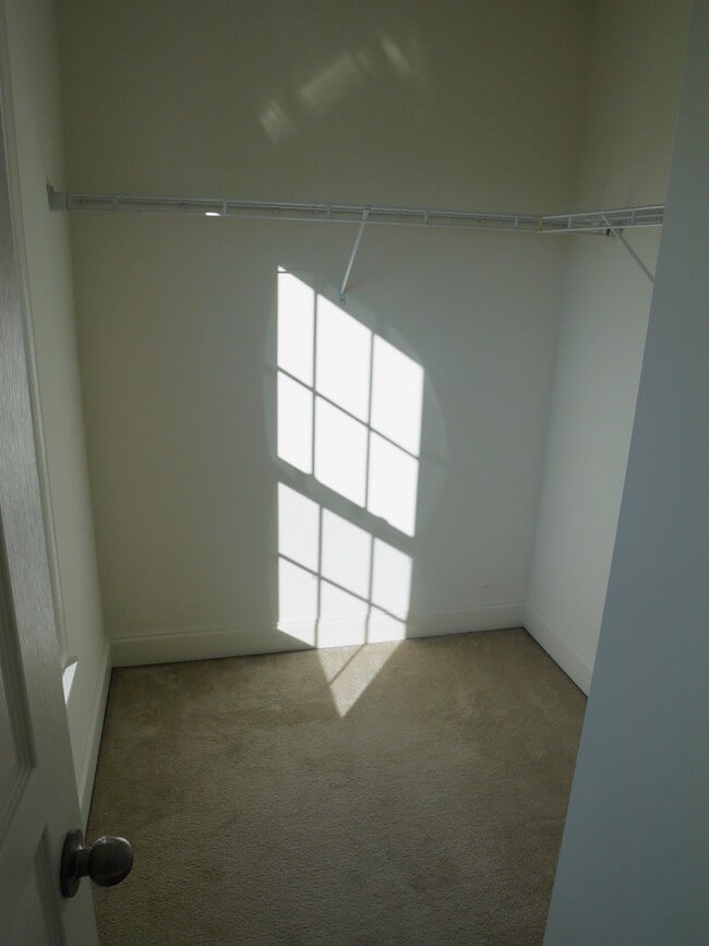 Building Photo - Gorgeous Townhome with 2 Car Garage locate...