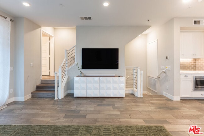 Building Photo - 5053 Echo St