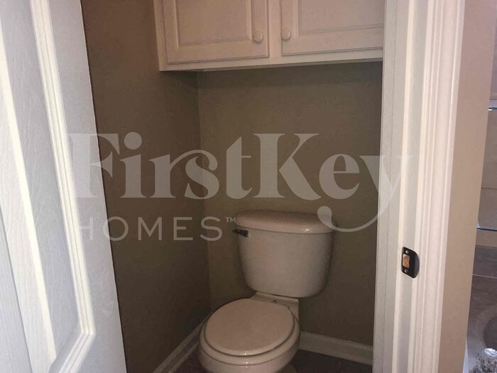 Building Photo - 995 Nesting Wood Cir W