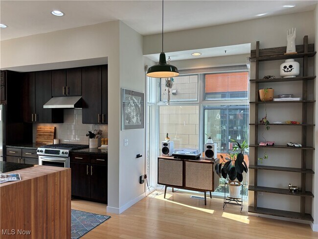 Building Photo - 1901 E 119th St