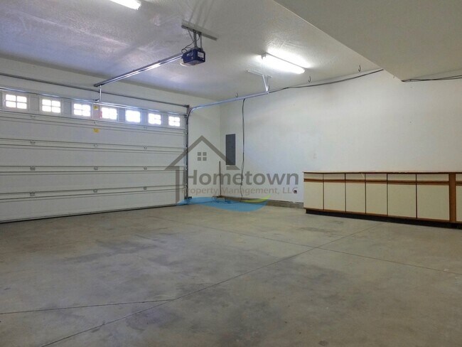 Building Photo - 908 E Davis Ave