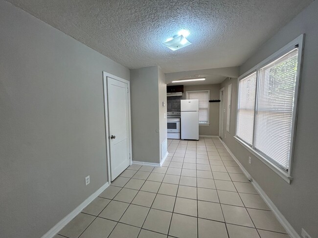 Building Photo - Recently renovated 2/1 Springfield Apartment!