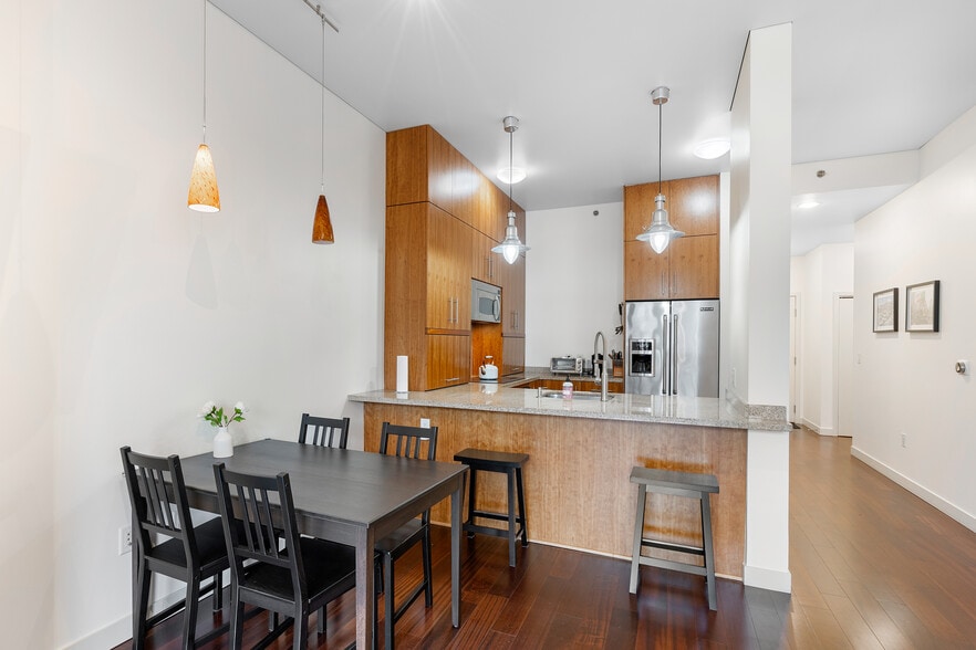 Building Photo - 922 NW 11th Ave