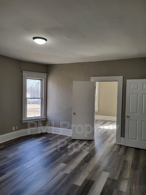 Building Photo - 138 E Chambers St