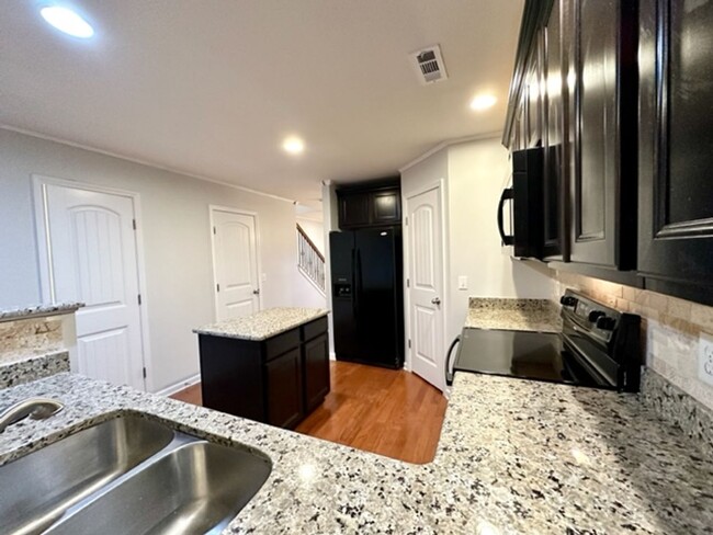 Building Photo - Excellent 2 Bedroom 2.5 Bath Townhouse in ...