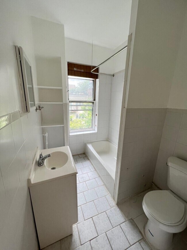 Building Photo - 314 York St