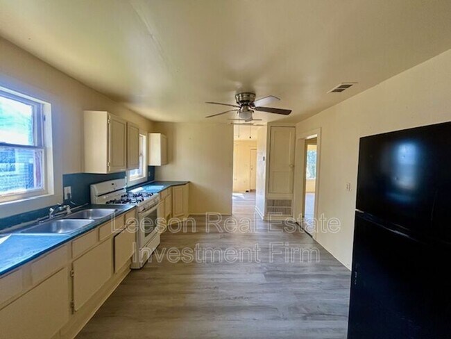 Building Photo - 2621 Trichel St