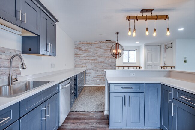 Building Photo - 340 Springlake Ln