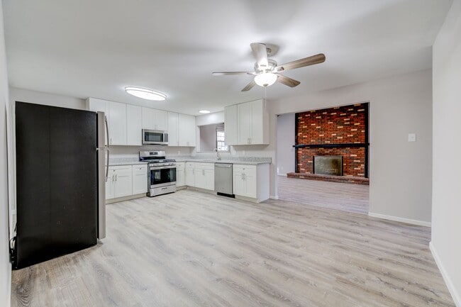 Building Photo - 3 bedroom 2 bath house with attached garage.