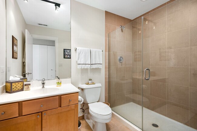 Building Photo - 758 N Larrabee St