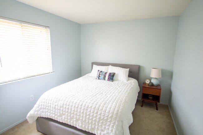 Building Photo - 2052 Parmenter Blvd