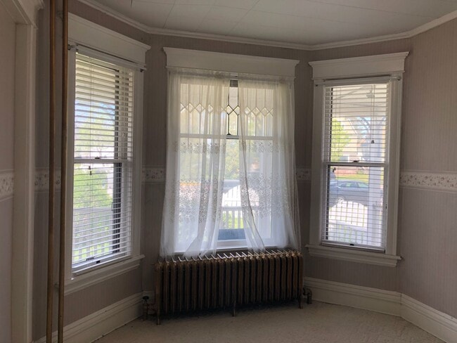 Building Photo - 1st Floor 2 Bedroom Apartment w/ Private Basement - Available July 1st