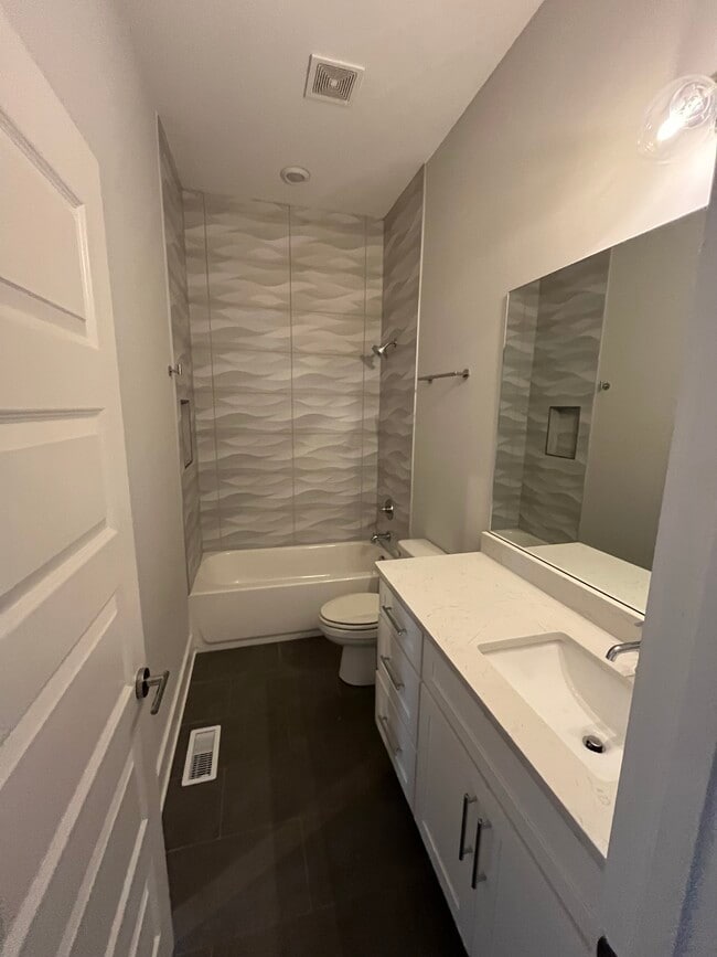 Building Photo - 413 35th Ave N