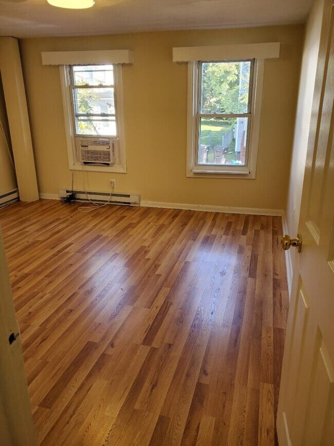 Building Photo - 25 E Pall Mall St