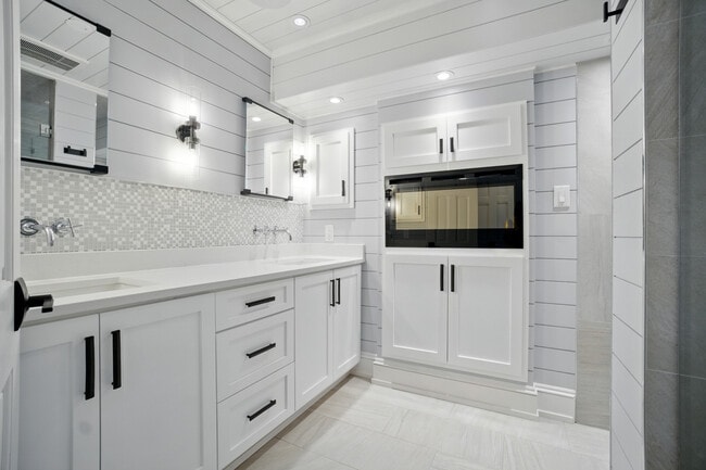 Building Photo - 100 Pinewood Rd