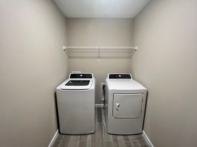 Building Photo - 2 Bedroom 2.5 bath Townhome in Beachwalk!