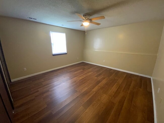 Building Photo - 3 Bedroom 1 Bathroom Apartment