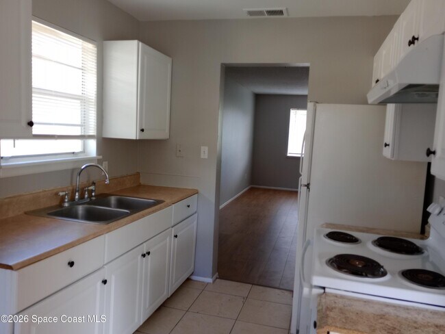 Building Photo - 2190 Knox McRae Dr