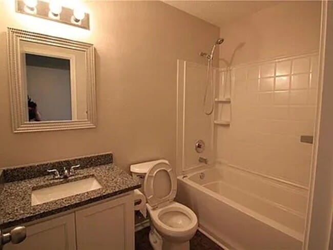 Building Photo - 3 Bedroom 2 bath home!