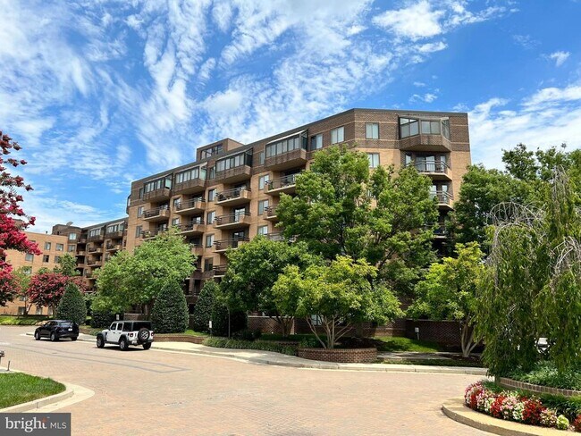 Building Photo - 2111 Wisconsin Ave NW