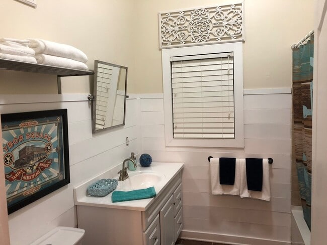 Building Photo - Historic Ybor City Bungalow