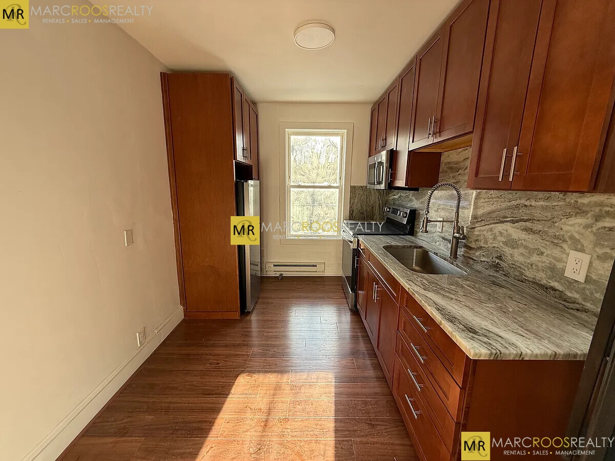 Building Photo - 682 Parker St