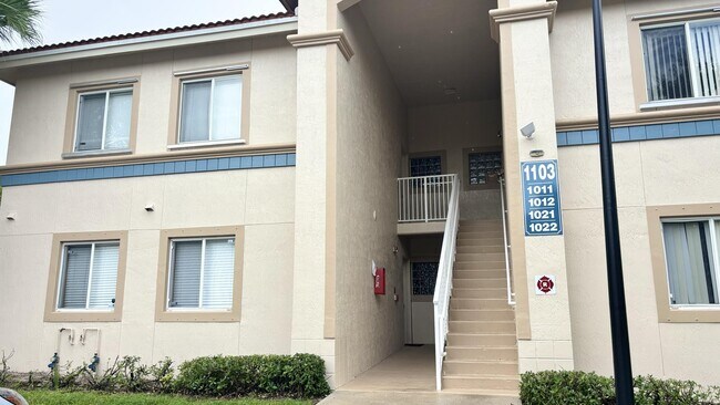 Building Photo - 1103 Golden Lakes Blvd